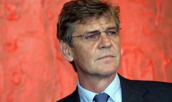 老王今年47岁，膝下一儿一女，儿子已经成婚，目前老王同老伴及未婚的女儿居住在一起。老王的家庭目前属于，　　类型。A核心家庭B联合家庭C主干（却打人、随地尿尿还勾搭老婆闺蜜）