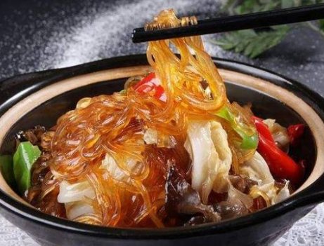 白菜炒粉丝的做法，大白菜炒粉丝的家常做法（白菜炒粉条正宗做法）