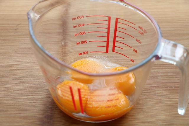 怎样制作好吃又简单的冰淇淋呢，想吃冰淇淋别再出去买