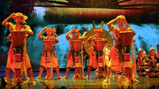 西双版纳傣族新年泼水，西双版纳风俗泼水节（版纳德宏万人泼水大PK）