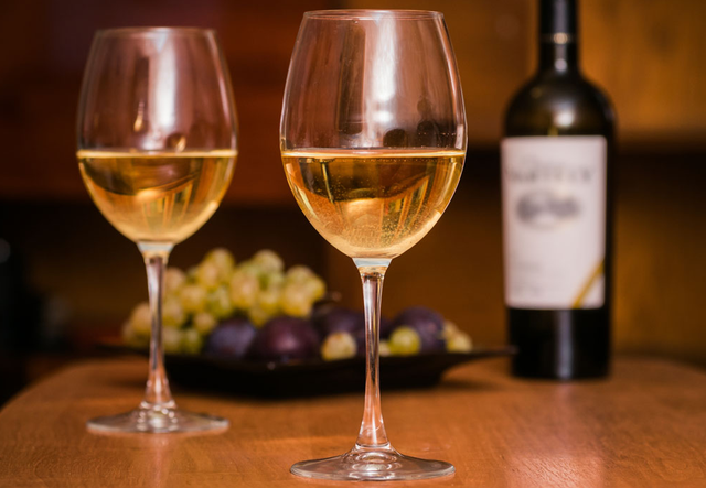 葡萄酒的制作方法图，怎么做葡萄酒（自酿“葡萄酒”是加白糖还是酒曲）