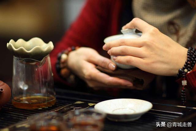 叩手礼手势图，叩手礼正确手势（倒茶时：对方敲桌子你也跟着敲）