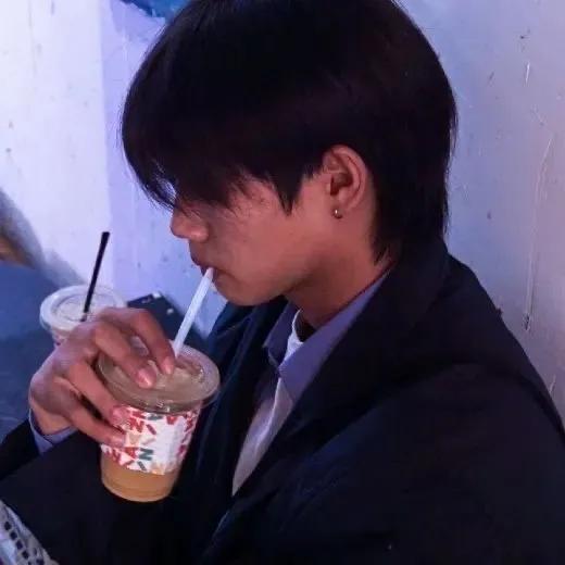 超级好看的白色头发男生头像微信，超级好看的白色头发男生头像（男生头像--眼前的黑不是黑）