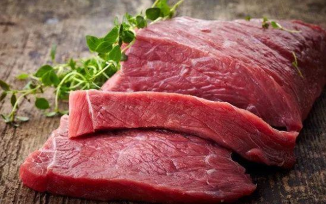 狗狗能不能吃牛肉，狗狗能不能吃牛肉粒零食（铲屎官注意了）