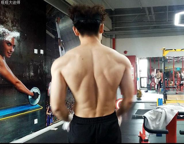 男生怎样拍照好看又上镜，男生怎样自拍好看又上镜（男生多练5个部位）