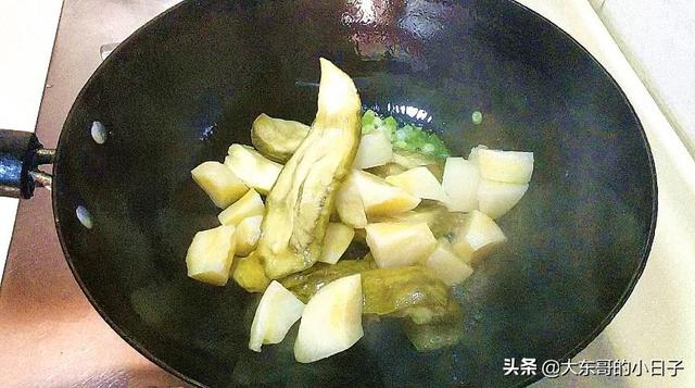 烩茄子的家常做法，豆酱烩茄子的家常做法（夏天常吃当饭当菜都可以）