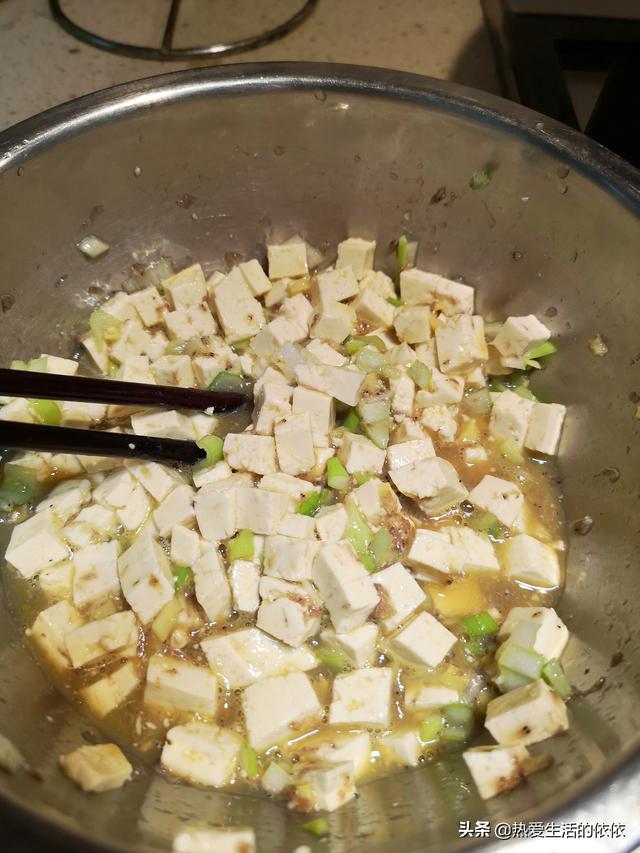 虾酱炒鸡蛋豆腐的做法，豆角虾酱炒鸡蛋的做法（试试这种虾酱的吃法吧）