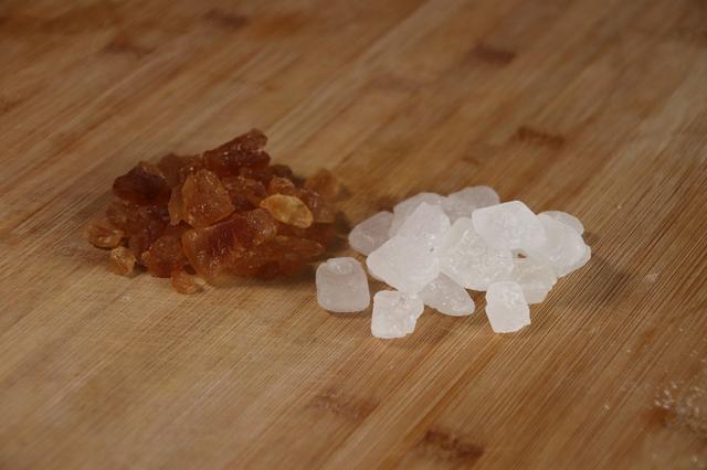 老冰糖和黄冰糖的区别，冰糖是怎样制成的（黄冰糖和白冰糖有什么区别）