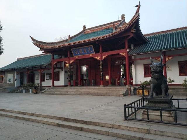 巴陵广场的雕塑是什么，巴陵广场主要景观（夕阳洞庭畔）