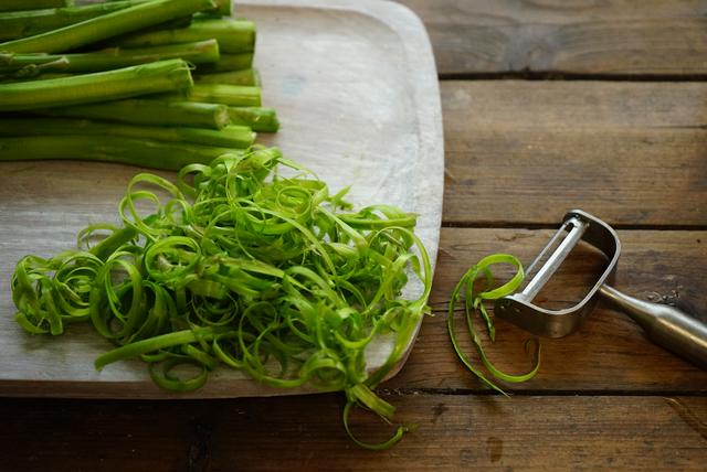 芦笋可以放多久，芦笋放久了能吃吗（西方人餐桌上最不能省的蔬菜芦笋）