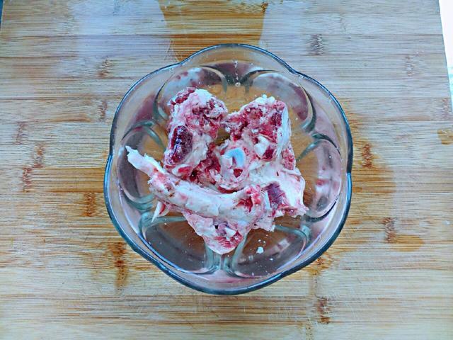 牛骨萝卜煲，牛筒骨炖萝卜（放点萝卜去油腻又清香）