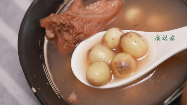 女性吃莲子好处和坏处，干莲子的正确食用方法（吃新鲜莲子）