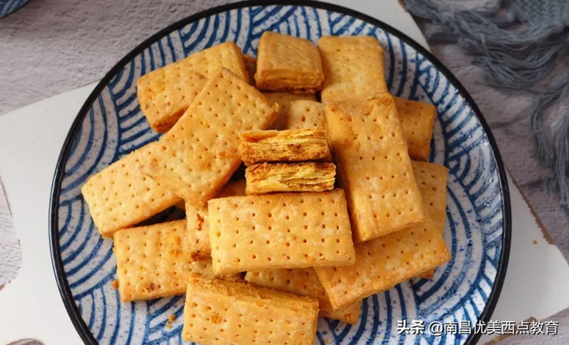 网红咸蛋黄饼干的做法，咸鸭蛋黄饼干（层次分明超级酥脆）