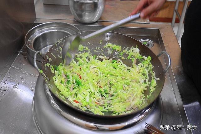 粉丝用冷水泡还是热水，干粉丝用冷水浸泡还是开水（粉丝不能泡软就炒）