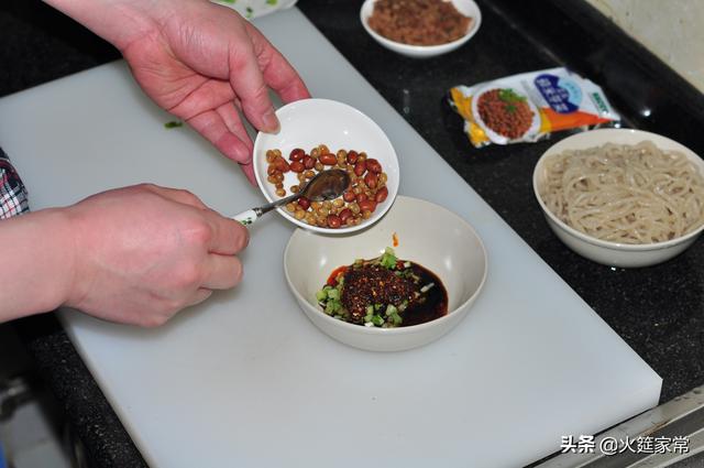 酸辣粉粉丝的家常做法，用最简单的材料做一碗香喷喷的酸辣粉