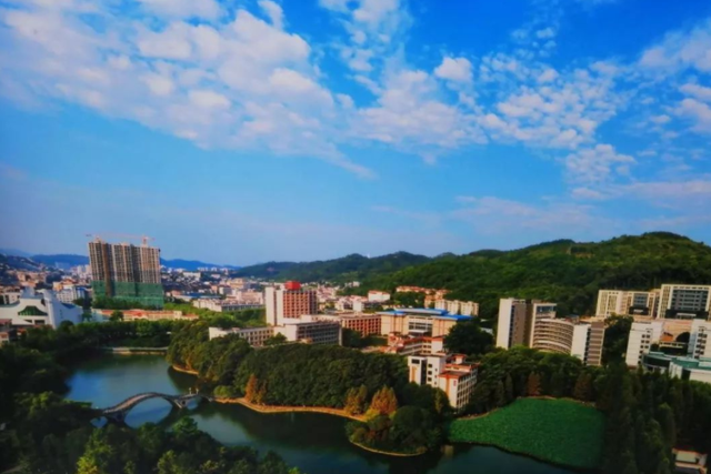 湖南张家界学院好不好，张家界学院学费多少一年（湖南省有所一本大学位置绝佳）