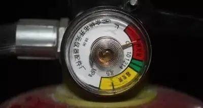 灭火器怎么看是否过期，干粉灭火器多长时间检查一次是否结块_公司干粉灭火器多长时间检查一次（鹤城消防温馨提示怎样辨别过期灭火器）