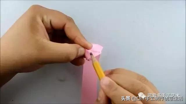 彩带的折法，彩带的折法大全 风铃花（一根丝带就卷出一朵螺旋形状的玫瑰）