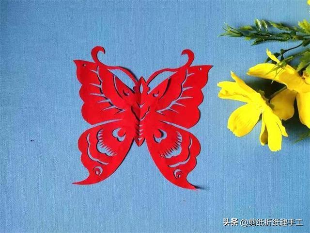 蝴蝶剪纸教程，蝴蝶剪纸教程视频（剪纸手工教程：这个蝴蝶真漂亮）