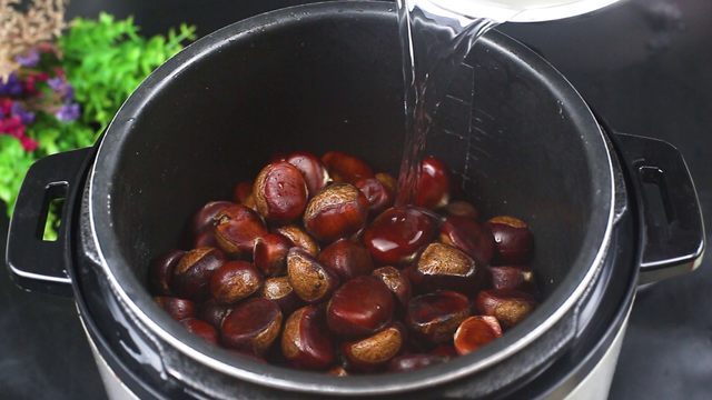 糖炒板栗的做法，糖炒去壳的板栗的做法（想吃糖炒板栗不用买）