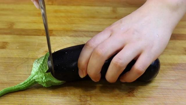 茄子怎么炒好吃，炒茄子怎么做好吃简单做法（茄子鲜香下饭不油腻）
