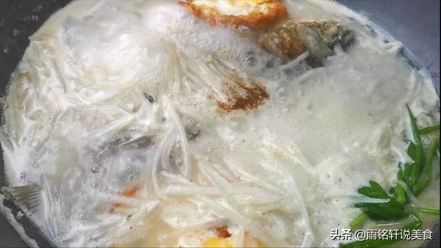 怎么样做出鲜美奶白鲫鱼汤，这才是鲫鱼汤正确做法