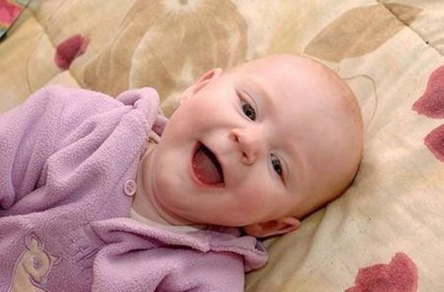 宝宝肢体运动及先天反射动作特点，婴儿的先天性反射动作主要包括哪些（婴儿反射：妈妈们好好看看）