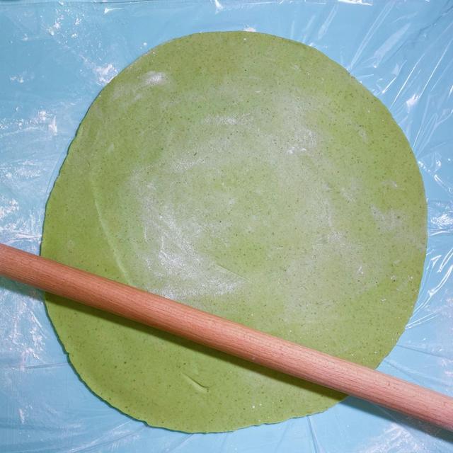 菠菜汁面家常做法，菠菜汁和面怎样做（做法简单易上手）