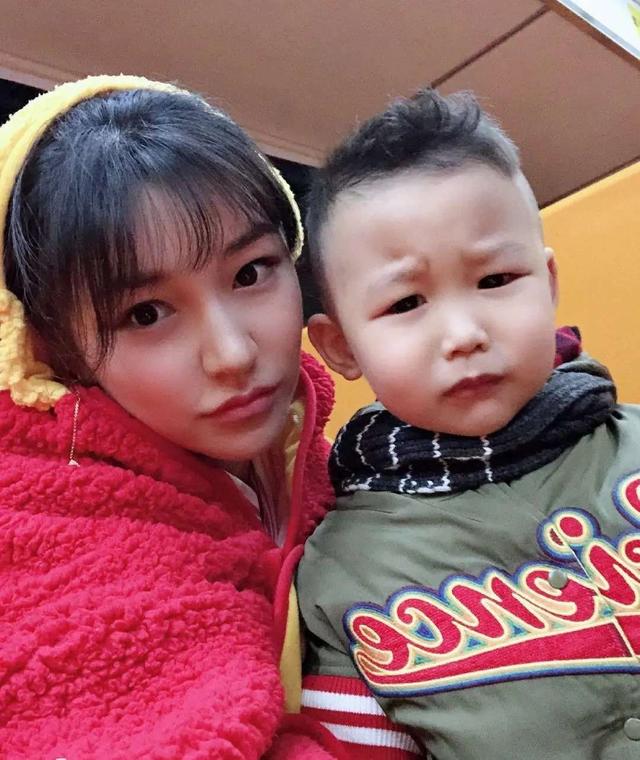 赵本山徒弟文松老婆好美，身材苗条长相清纯似学生，疑是富二代