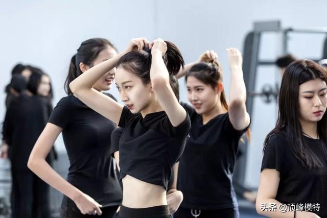 女模特的身高标准体重三围，模特身高体重标准 女（模特选拔的形体标准及测量方法）