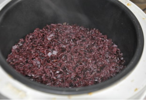 黑米不用泡直接蒸米饭能熟吗，黑米怎么蒸米饭才软（原来是少了这一步，难怪不好吃）
