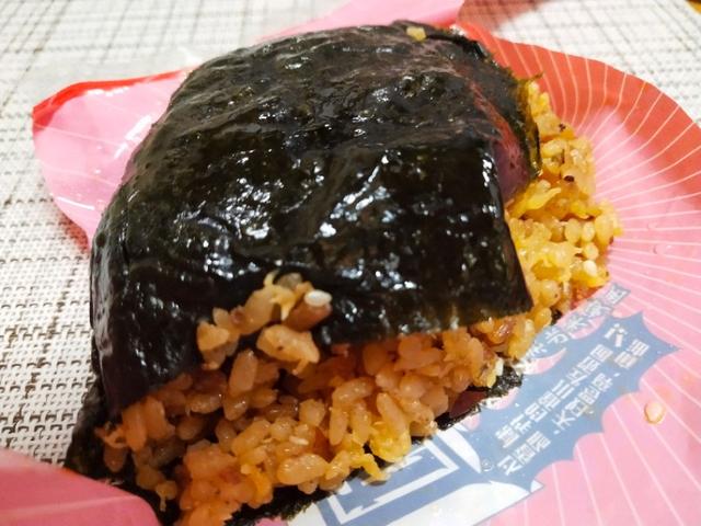一个饭团的热量是多少，饭团热量（罗森便利店的4种恶魔饭团测评）