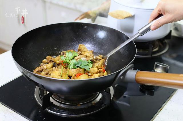 生炒鸡块怎么炒好吃，生炒鸡块怎么做好吃（鸡肉里外都香）