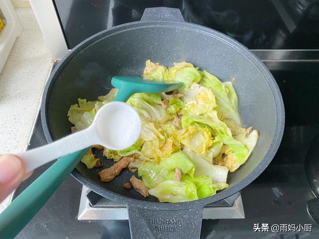 包菜怎么炒肉好吃教程，包菜炒肉最家常快手的做法