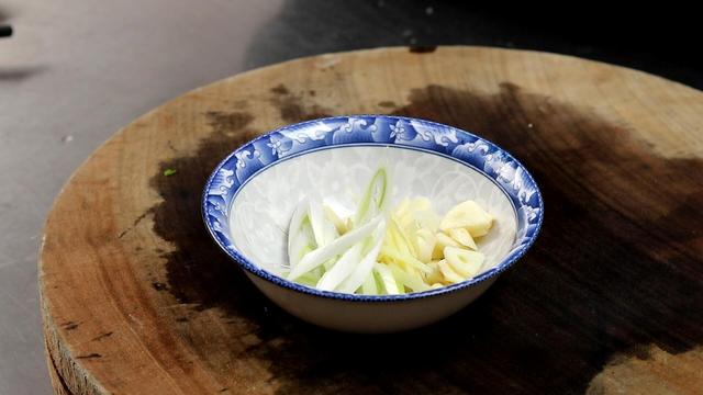 二刀肉做什么好吃，二刀后腿肉适合做什么菜（简单一炒开胃又好吃）