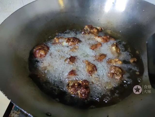 生炸排骨怎么外酥里嫩，炸排骨的做法外酥里嫩（鲜香入味不油腻）