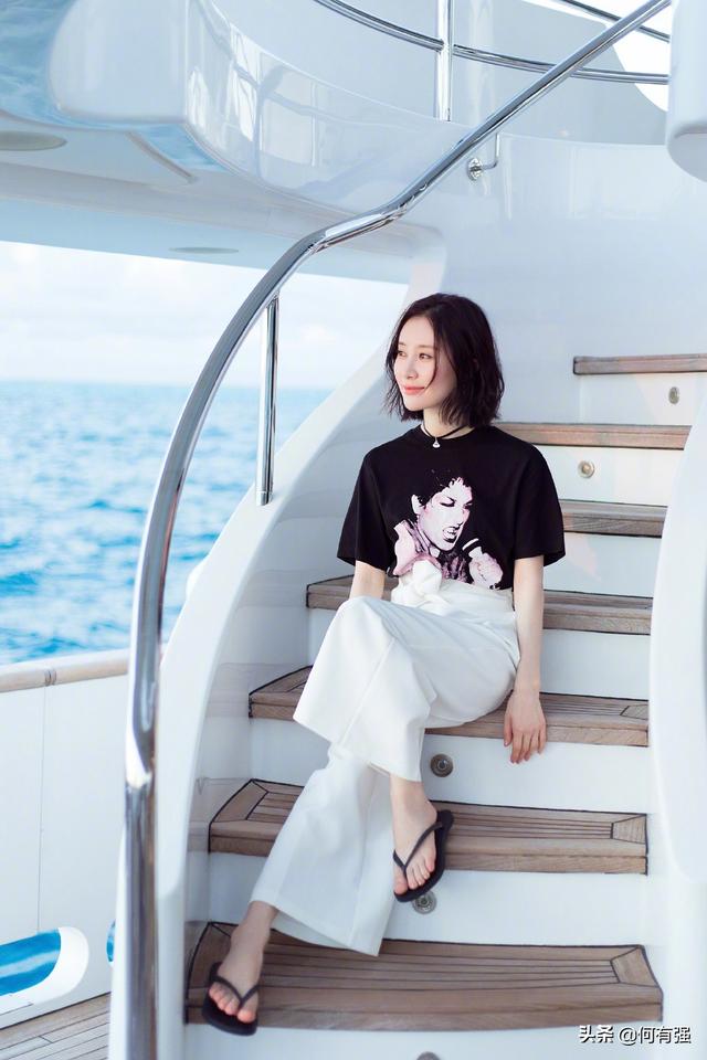 舒畅的穿搭却越来越惊艳了，舒畅近照穿紧身基础装秀出好身材