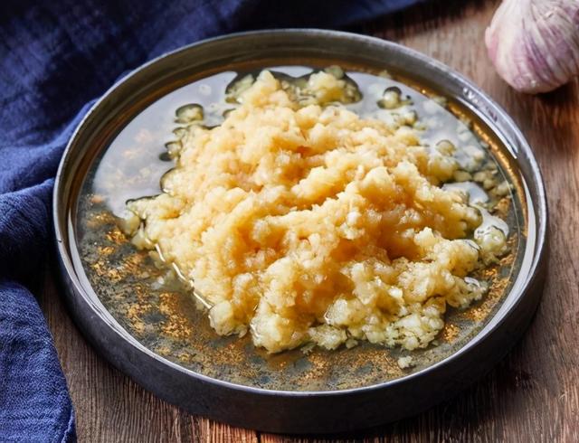 蒜蓉的制作方法，蒜蓉饼的制作方法（蒜蓉不苦不发黑）