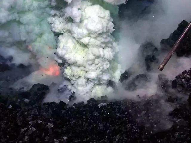 火山喷发的原理，为什么火山会爆发原理（海底火山在海洋中喷发）