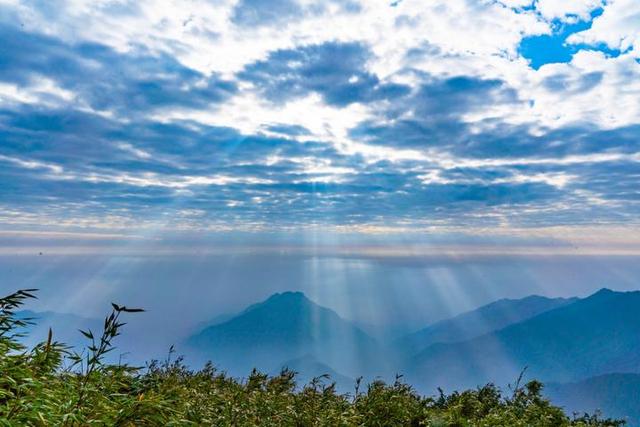 梵净山在哪里呢，梵净山在哪里个省哪个市（北半球最古老的生态乐园）