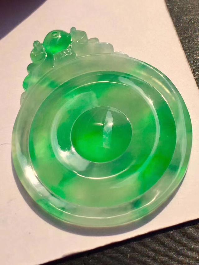 什么叫老坑翡翠，什么是翡翠老坑（两分钟教你分清翡翠的老坑和新坑）