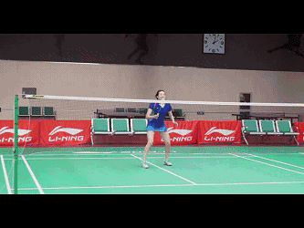 怎样学打羽毛球，羽毛球初学者训练步骤（标准的羽毛球基础动作图解）