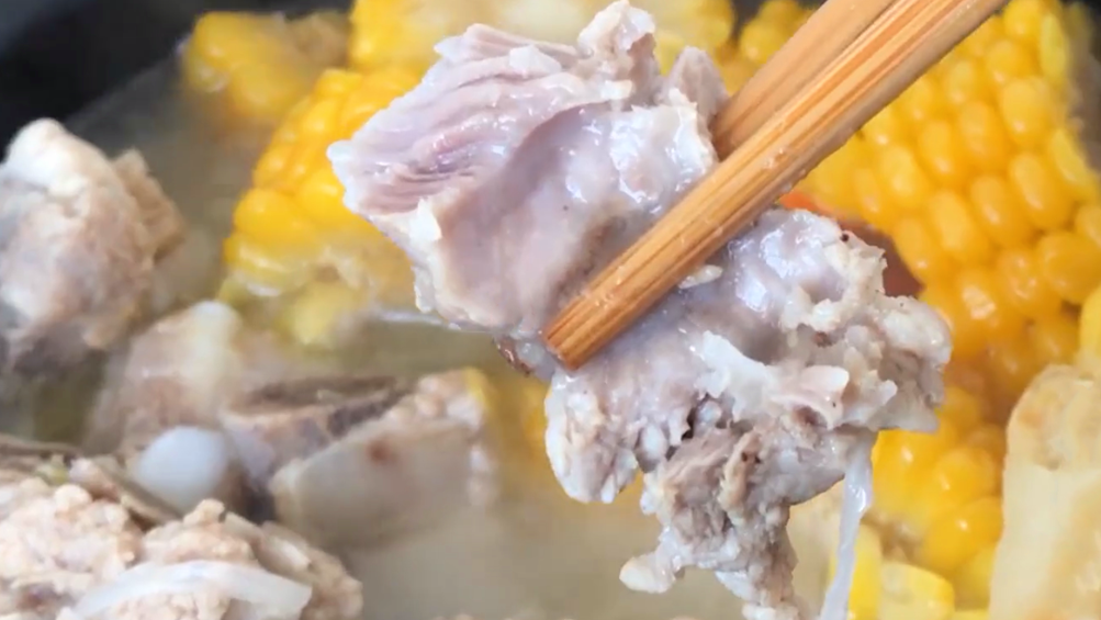 【排骨燉玉米】做法步驟圖 排骨軟爛入味 一點也不腥不柴-起舞食譜網