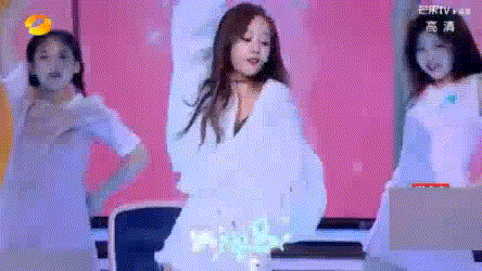 女孩子发wink是什么意思，女生发个wink是什么意思（一天8杯奶茶卖没文化人设）