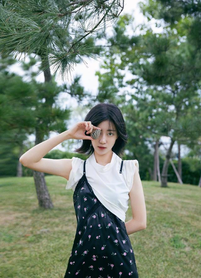 圆脸适合什么发型，小圆脸适合什么发型（别再留中分发型了）