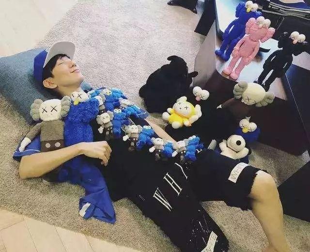 潮牌kaws怎么读，kaws牌子怎么读（请先弄清KAWS是啥）