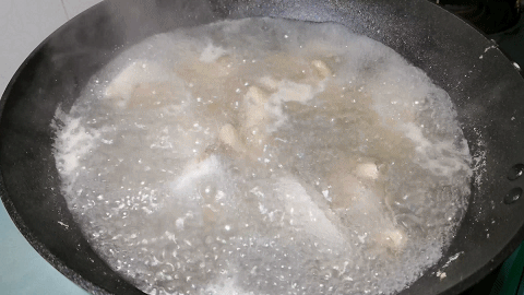 炖鸡翅的家常做法，啤酒炖鸡翅的家常做法（简单处理放砂锅一焖）