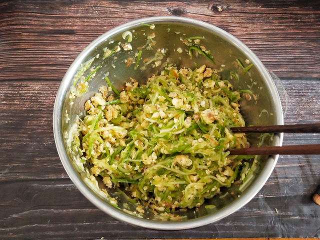 角瓜馅饺子的家常做法，角瓜包饺子馅儿的做法大全（?西葫芦馅的素饺子）