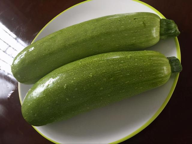 小瓜炒鸡蛋的做法，角瓜炒鸡蛋家常做法（年夜饭必备的家常菜）