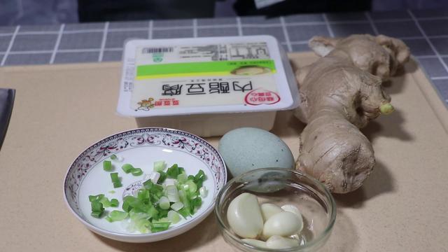 凉拌皮蛋豆腐的汁怎么调，皮蛋嫩豆腐凉拌的做法（教你做凉拌皮蛋豆腐）